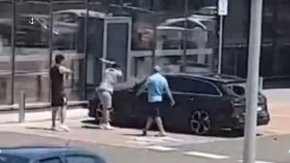 Muškarac palicom razbija automobil ispred trgovačkog centra/Foto: Screenshot