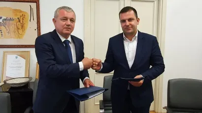 Ministar Darko Horvat i gradonačelnik Dario Hrebak nakon potpisivanja ugovora/ Foto: Grad Bjelovar