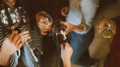 U kafiću je bilo nekoliko gostiju i puštala se glasna glzaba/Kelsey Chance/Unsplash