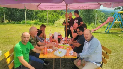 Druženje je i idućeg dana kada se igralište treba i pospremiti/Foto: Mario Cantoni