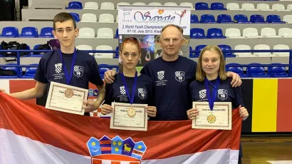 Tomislava koja je upisala gimnaziju u Garešnici (desno), trener i kolege s medaljama na Svjetskom kupu/ Foto Savate klub ŠAN