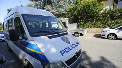 Muškarcu će zbog mahanja srpskom zastavom biti uručen prekršajni nalog/Foto: Marko Todorov/CROPIX (ILUSTRACIJA)