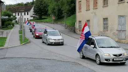 Formiranje kolone sa hrvatskim obilježjima i obilazak svih ulica u selu/Foto: Darko Rendić