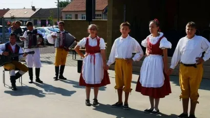 Nastup djece iz Končanice na Danima hrvatske kulture u gradu Jevišovka u Češkoj Republici/Foto: Iveta Vranjić