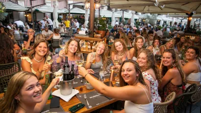 Tijekom vrućih ljetnih dana važno je paziti koliko pijemo kave i alkohola/Foto: Saša Burić/CROPIX
