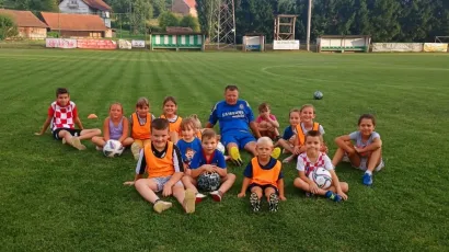 Zajednička fotografija mališana i njihovog trenera, ujedno predsjednika kluba, Maria Pešića/Foto: Mario Pešić