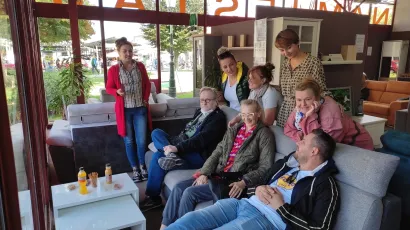 Tradicionalno, glumci su pozirali u izlogu salona namještaja/ Foto: Deni Marčinković