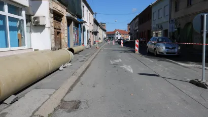 Krenuli su radovi na izmjeni kanalizacijskih cijevi u Ulici Gojka Šuška/Foto: Pakrački list