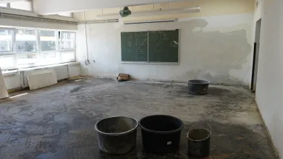 Radnici su u učionice stavili kante jer voda još uvijek kapa sa stropa/Foto: MojPortal.hr