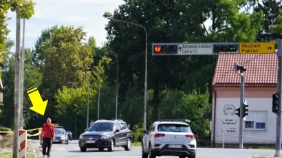 Pješak na križanju ulica Petra Zrinskog i Stjepana Radića hoda kolnikom dok automobili prolaze pokraj njega jer drugog prolaza nema/Foto: MojPortal.hr