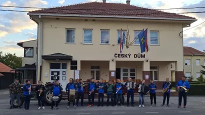 Puhački orkestar Češke besede Končanica ispred zgrade Općine i Češkog doma/Foto: Vladimir Bilek