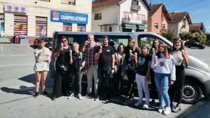 Cijela ekipa iz Bjelovarskog kazališta na putu za Slavonski Brod stala je u Ivanskoj na sladoledu/Foto: Bjelovarsko kazalište
