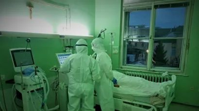 Medicinsko osoblje provjerava stanje pacijenta na covid odjelu bjelovarske bolnice/Foto: Deni Marčinković