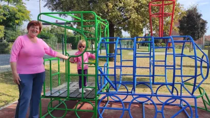Božica Belančić i njezina dvogodišnja unučica Eva Jurić uživale su u igri na novouređenom igralištu/Foto: Martina Čapo