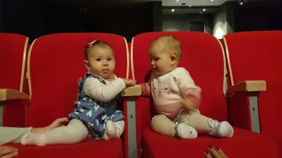 Dvije male gledateljice na otvorenoj probi koja je bila namijenjena samo njima, odnosno njihovim vršnjacima do 18 mjeseci starosti/Foto: Snježana Berak