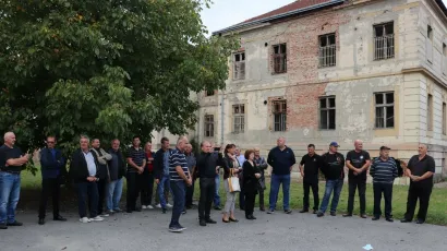 Program obilježavanja započeo je okupljanjem sudionika i uzvanika kod zgrade nekadašnje psihijatrije/Foto: Compas.hr