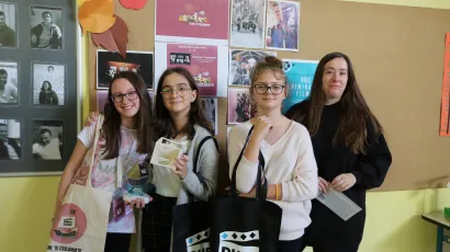 Sjajne učenice OŠ braće Radić i njihova mentorica, profesorica likovne kulture Nikoline Zanetti/Foto: Pakrački list