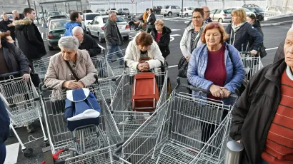 Građani i danas mogu po namirnice/Foto: Joško Šupić/Cropix