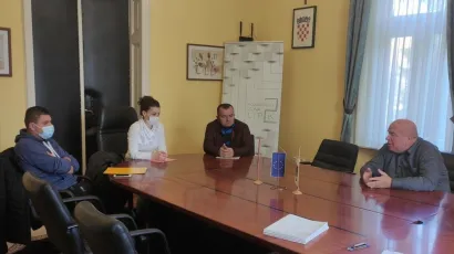 Prošlog tjedna u lipičkoj Gradskoj upravi potpisana su nova četiri ugovora s mladim obiteljima kojima se pomaže kod stambenog zbrinjavanja/Foto: Compas