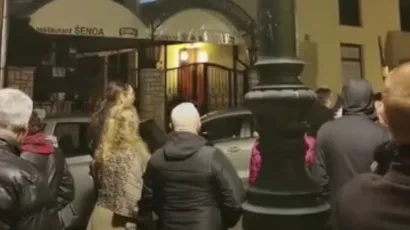 Prosvjednici sinoć ispred stambene zgrade u kojoj živi Dario Hrebak/Foto: Screenshoot Facebook