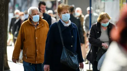 Zbog pogoršanja epidemiološke situacije, sve više građana na ulicama nosi zaštitne maske/Foto: Nikša Stipaničev/CROPIX