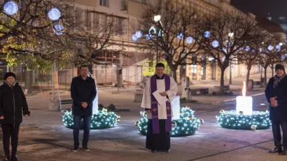 Na prošlogodišnjem paljenju prve adventske svijeće u Daruvaru bili su svećenik Žarko Turuk, gradonačelnik Damir Lneniček sa svojim zamjenicima, Vandom Cegledi i Vladimirom Bilekom/Foto: Grad Daruvar