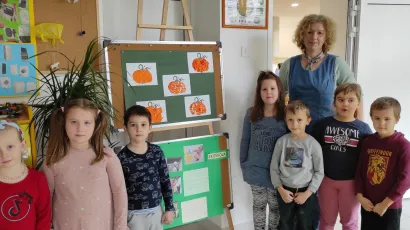 Teta Svjetlana s grupom dječice pored uređenog panoa na hodniku/Foto: Martina Čapo