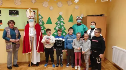 Sveti Nikola i njegov pomoćnik vilenjak obišli su djecu po razredima/Foto: Sanja Vranješević