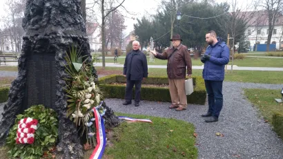 Stjepan Budinski, Mato Šiprak i Igor Brajdić pokraj spomenika u središnjem parku/ Foto: Deni Marčinković