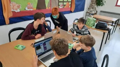 Mališani uživaju u programiranju/ Foto: Udruga informatičara BBŽ