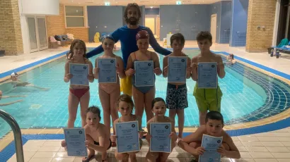 Učitelj plivanja Petar Otković s djecom koja su završila Obuku za neplivače/Foto: Sportska udruga Super-Sportaš