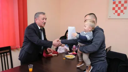 Načelnik Ivan Marković godinama iz proračuna izdvaja velika sredstva za pomoć mladim obiteljima/Foto: Leon Hribljan (Općina Velika Trnovitica)