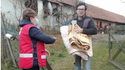 Anđelka je podijelila deke i prekrivače korisnicima na šandrovačkom području/Foto: Mirko Bedeković