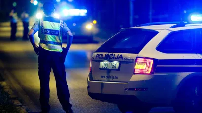 Zagreb, 310815.<br>Zvonimirova ulica.<br>Danas oko 2:50 kod kucnog broja 119 na sjevernom kolniku Zvonimirove ulice, smrtno je stradao vozac mopeda. Policijski ocevid je u tijeku.<br>Foto: Darko Tomas/CROPIX