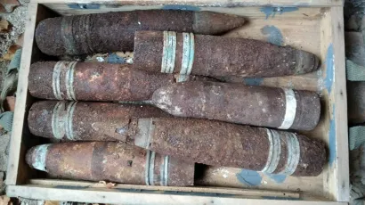 Rovišćanac je u njivi iza kuće pronašao ručnu bombu i streljivo iz Drugog svjetskog rata/Foto: MUP
