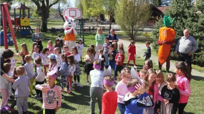 Mališani su bili oduševljeni Zekom, Mrkvom, ali i slatkišima koje su dobili/Foto: Compas