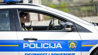 Djevojka koja je sletjela u putni jarak lakše je ozlijeđena/ Foto: Niksa Stipanicev/CROPIX