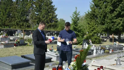 Počast prvu županu odali su njegov sin Marijan i župan Marko Marušić/ Foto: BBŽ