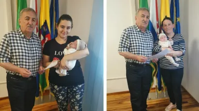 Načelnik Ivan Marković ugostio je i darivao dvije djevojčice/Foto: krugarešnica