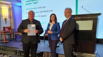 Ministrica Nataša Tramišak uručuje ugovor gradonačelniku Lipika Vinku Kasani/Foto: Compas.hr