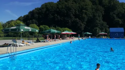 Ležaljke i suncobrani u cijeni su ulaznice na šandrovačkom bazenu/Foto: Facebook bazen Gradina Šandrovac