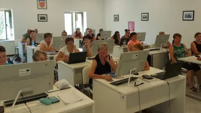 Žene zaposlene u projektu Zaželi educiraju se za računalnog operatera/Foto: Poduzetnički centar Garešnica