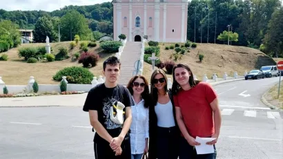 Gabriela Sabo Seleši, direktorica TZ Pakrac i Zrna Garača iz pakračke gradske uprave s mladim turističkim vodičima/Foto: Privatni album