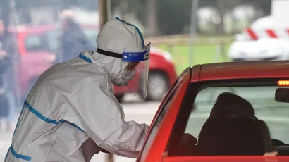 Karlovac, 151121.<br>Trecina djelatnika u javnom sustavumora se testirati da bi sutra mogli doci na posao.<br>Na fotografiji: Testiranje u drive-in na Luscicu.<br>Foto: Robert Fajt/CROPIX