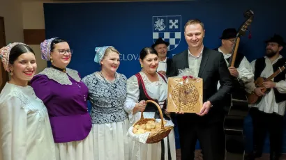 Župan Marušić s darovima KUD-a Graničar iz Čazme/ Foto: Deni Marčinković