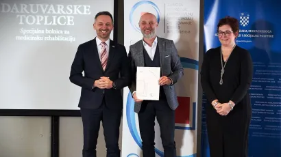 Ratko Vuković s ministrom Piletićem i ravnateljicom Zavoda za vještačenje, profesionalnu rehabilitaciju i zapošljavanje osoba s invaliditetom Damirom Benc/Foto: DT<br>