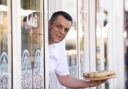 Faruk Demiri iz Daruvara je neokrunjeni kralj bureka i veliki zabavljač/Foto: Robert Fajt/CROPIX