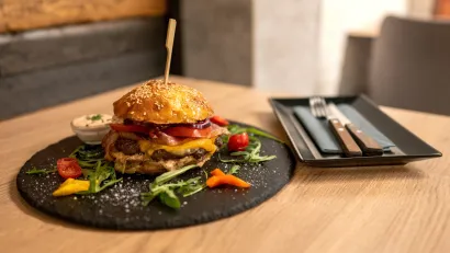 Burger iz bistroa Most Wanted/Bistro Most Wanted