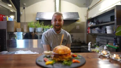 Bistro Most Wanted ima sve 100 posto domaće, lokalne namirnice, a peciva za hamburgere prave sami/Foto: Saša Selihar/mojPortal.hr