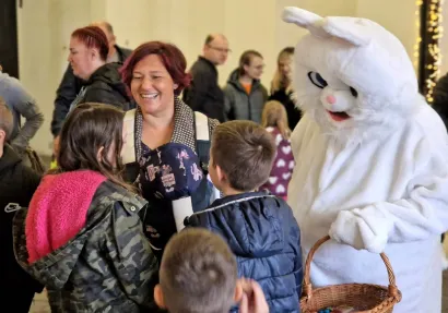 Uskršnji zeko razveselio je sve mališane slatkišima/Foto: Dijana Puhalo/MojPortal.hr